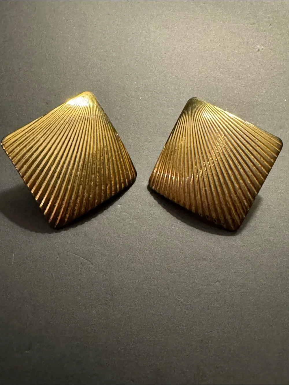 Vintage Gold Tone Ribbed Shell Stud Earrings Coastal Nautical Textured